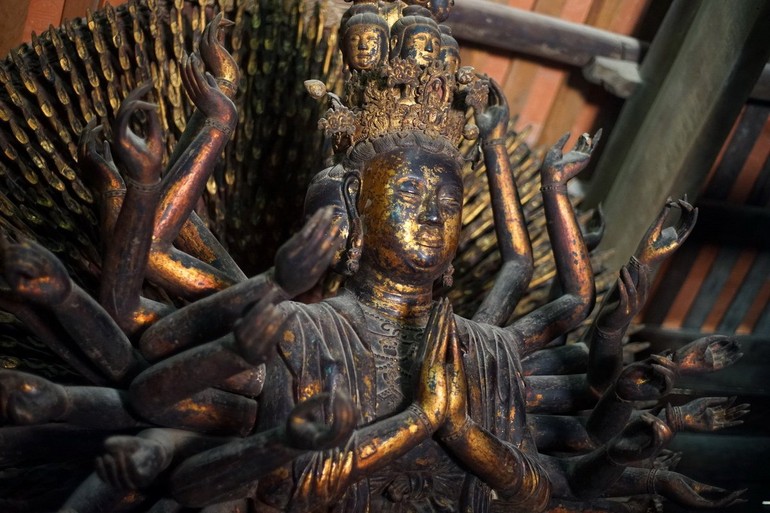 Phật Bà nghìn mắt nghìn tay là hình tượng đặc biệt về ý nghĩa tinh thần cũng như nghệ thuật trong điêu khắc truyền thống Phật giáo Việt Nam