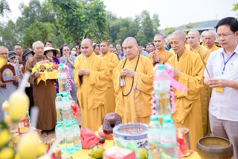 Chư tôn đức, đại biểu tham dự niêm hương bạch Phật