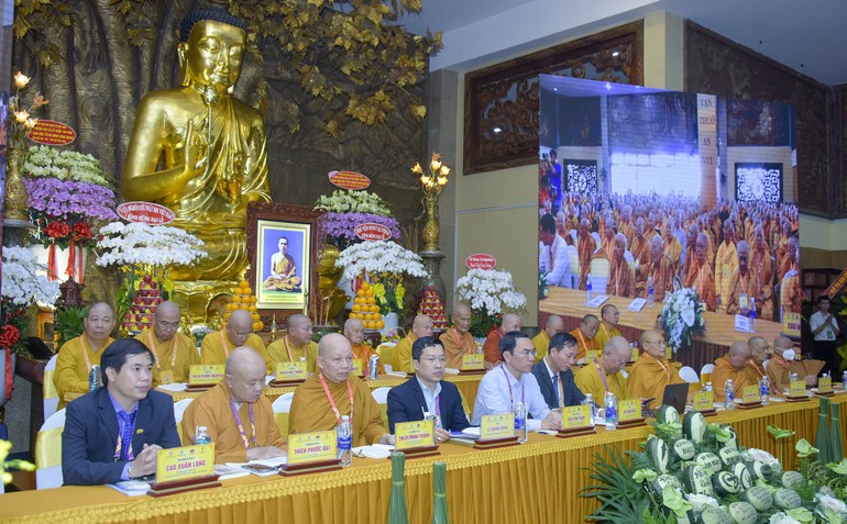 Chư tôn đức, đại diện lãnh đạo Nhà nước, các học giả tham dự hội thảo tại pháp viện Minh Đăng Quang (TP.Thủ Đức, TP.HCM)