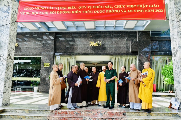 Chào đón các vị chức sắc, chức việc Phật giáo về tham dự Hội nghị bồi dưỡng kiến thức quốc phòng và an ninh tại TP.Cần Thơ