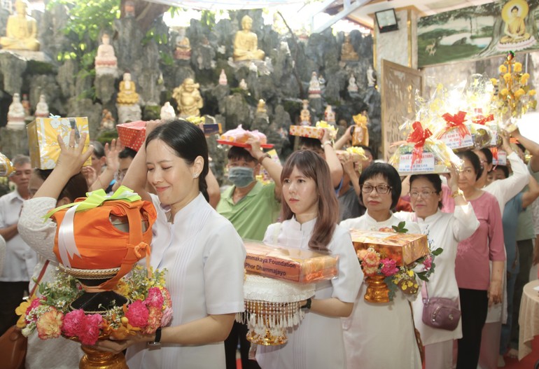 Phật tử nhiễu y ba vòng quanh chánh điện chùa Phổ Minh