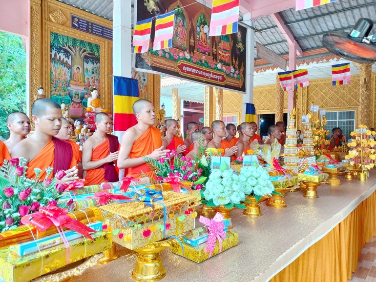 Chư Tăng tụng kinh chúc phúc lành đến các Phật tử