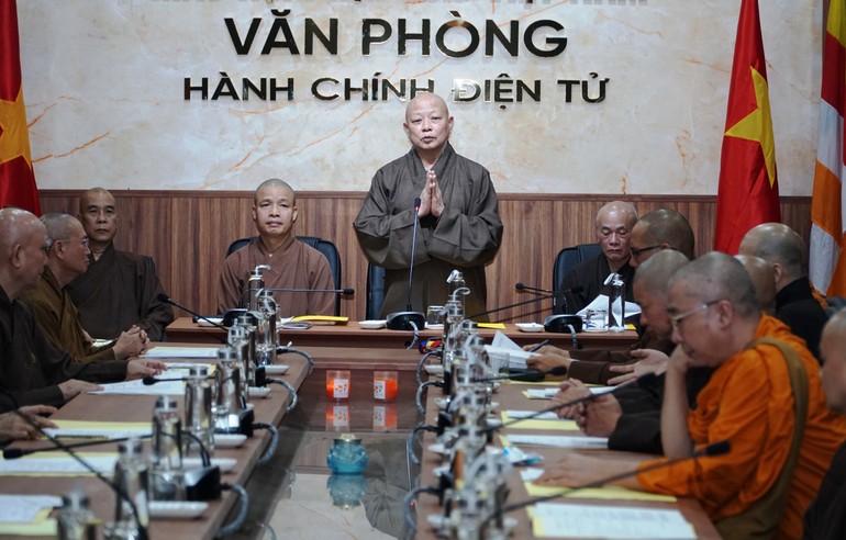 Hoà thượng Thích Lệ Trang chủ trì phiên họp