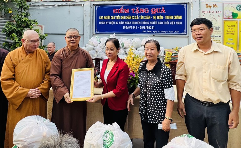 Lãnh đạo huyện trao thư cảm ơn đến Ban Trị sự Phật giáo huyện - Ảnh: Quảng Thiện