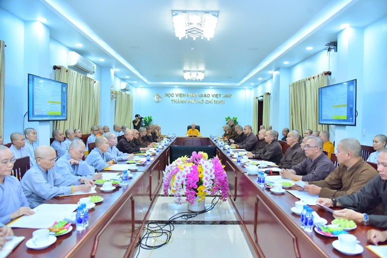 Trưởng lão Hòa thượng Viện trưởng chủ trì phiên họp chiều ngày 4-6 - Ảnh: Minh Đức