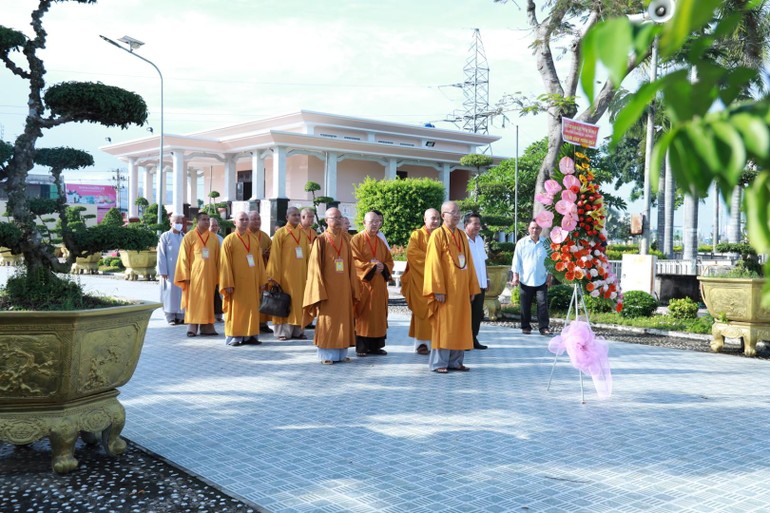 Ban Trị sự Phật giáo Long An viếng nghĩa trang liệt sĩ trước thềm đại hội Phật giáo tỉnh
