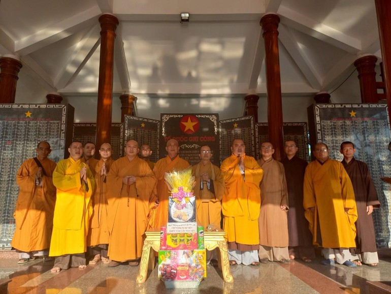 Ban Trị sự Phật giáo huyện Nhà Bè dâng hương tưởng niệm Ngày Thương binh - Liệt sĩ