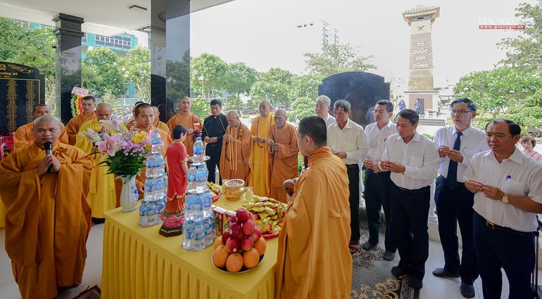 Ban Trị sự Phật giáo quận 7 phối hợp với Quận ủy, UBND, Ủy ban MTTQVN quận tổ chức cầu siêu các anh hùng liệt sĩ 