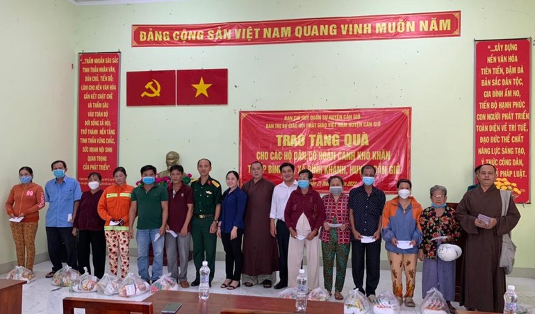 Ban Trị sự Phật giáo huyện Cần Giờ tặng quà đến người dân khó khăn tại ấp Bình Lợi, xã Bình Khánh, huyện Cần Giờ 