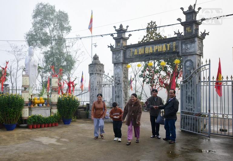 Một gia đình đi chùa Cổ Bi lễ Phật đầu năm