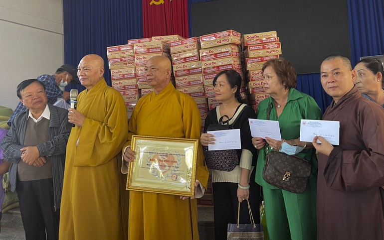 Ban Trị sự Phật giáo H.Nhà Bè tặng quà người dân khó khăn tỉnh Lâm Đồng 