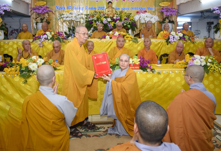 Hòa thượng Thích Thiện Đức trao quyết định bổ nhiệm trụ trì chùa Phật Bửu đến Ni sư Thích nữ Thanh Sang
