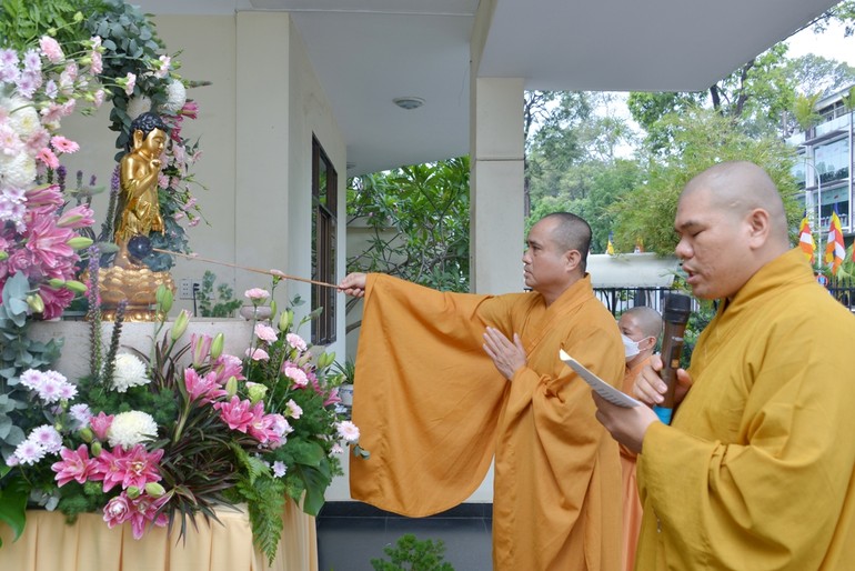 Thượng tọa Tổng Biên tập Báo Giác Ngộ thực hiện nghi thức Tắm Phật