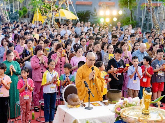  Đại đức Thích Minh Đăng, trụ trì chùa Quan Âm hướng dẫn các bạn trẻ tụng kinh
