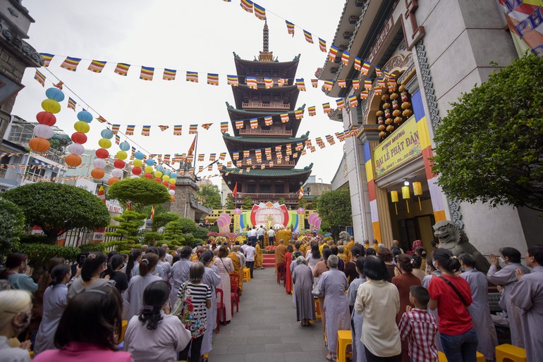 Đông đảo Tăng Ni, Phật tử tham dự Đại lễ Phật đản Phật lịch 2567 tại tổ đình Ấn Quang