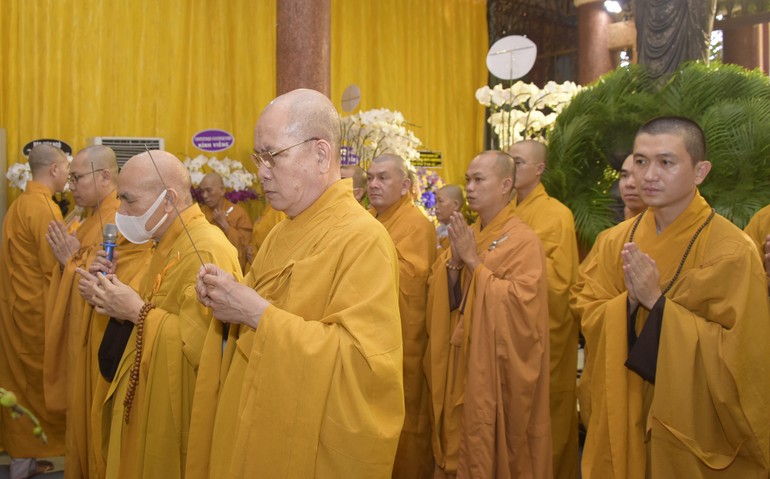 Hòa thượng Thích Thanh Tùng hướng dẫn các thành viên Ban Trị sự Phật giáo Q.1 dâng hương tưởng niệm 