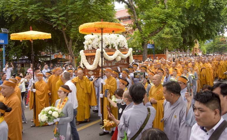 Môn đồ pháp quyến, Tăng Ni, Phật tử phụng tống kim quan Trưởng lão Hòa thượng Thích Thanh Sơn từ tổ đình Vạn Thọ (Q.1) đến nơi trà-tỳ