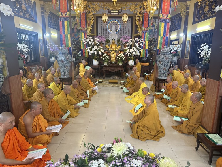 Hành giả các trường hạ trên địa bàn Q.4 Bố-tát, tụng giới tại chùa Long Bửu