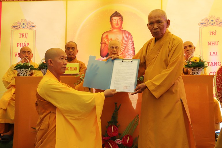 Hòa thượng Thích Đồng Tiến trao quyết định bổ nhiệm trụ trì chùa Lư Sơn đến Đại đức Thích Thánh Trưởng