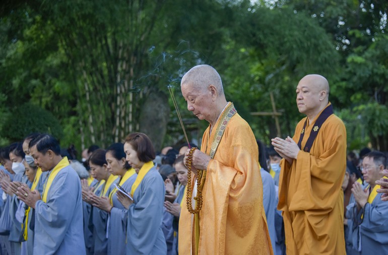 Trưởng lão Hòa thượng Thích Trí Quảng, Viện chủ chùa Huê Nghiêm cùng chư Tăng, Phật tử dâng hương