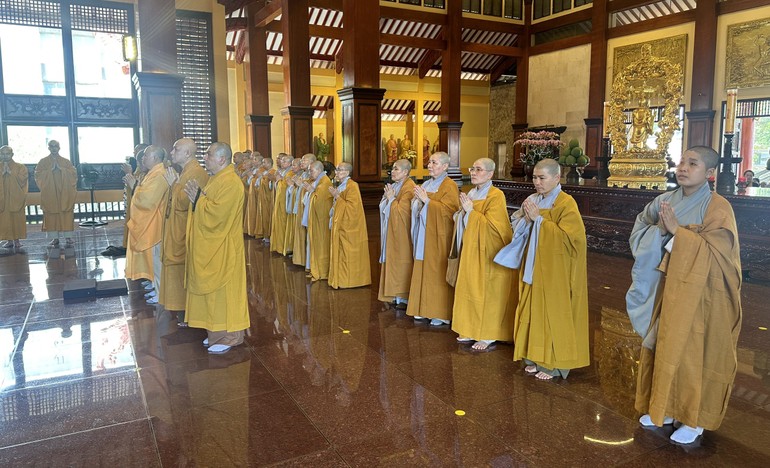 Ban Trị sự Phật giáo Q.4 tác bạch cúng dường trường hạ Việt Nam Quốc Tự (Q.10)