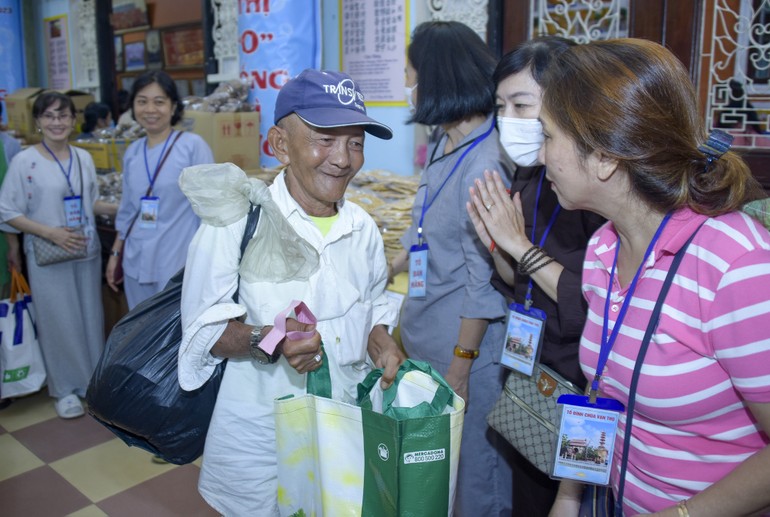 Niềm vui của chú Sang khi tham dự chương trình "siêu thị 0 đồng" tại tổ đình Vạn Thọ (Q.1)