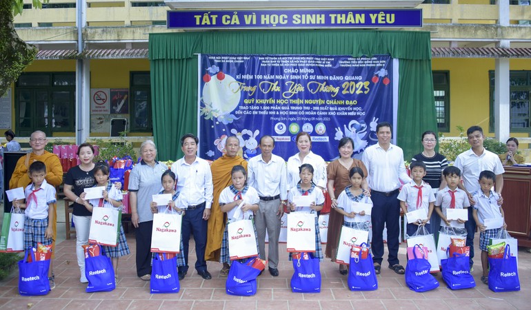 Trao tặng hơn 580 phần quà đến các em học sinh tại Trường Tiểu học Đông Nam Sơn