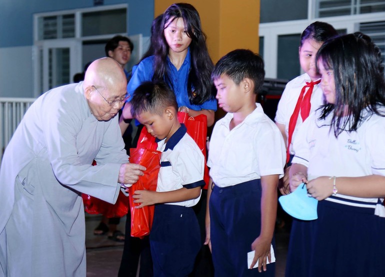Ni trưởng Thích nữ Từ Nhẫn tặng quà đến các em học sinh tại Trường Phổ thông Trung học Nguyễn Văn Trỗi
