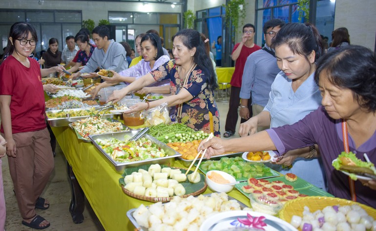 Người dân thưởng thức hơn 40 món ăn, thức uống tại tiệc “Ẩm thực buffet chay” ở chùa Pháp Thạnh