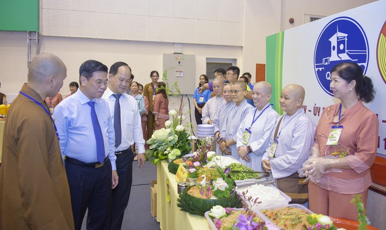 Thượng tọa Thích Minh Quang hướng dẫn lãnh đạo chính quyền TP.HCM tham quan các gian hàng ẩm thực chay do Tăng Ni trên địa bàn quận thực hiện
