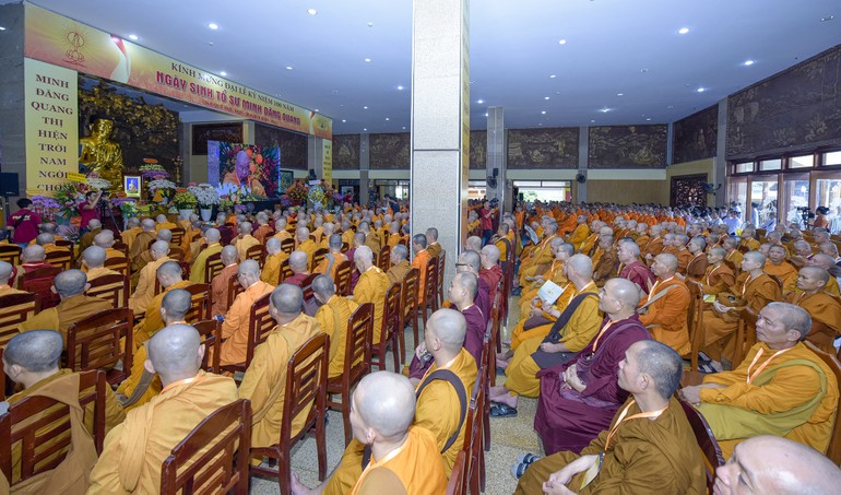Hơn 300 chư Tăng, tu nữ Hệ phái Phật giáo Nam tông tham dự Lễ tưởng niệm 100 năm ngày sinh Tổ sư Minh Đăng Quang tại pháp viện Minh Đăng Quang