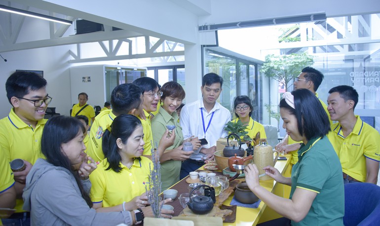 Các bạn trẻ tham dự chương trình thưởng thức các loại trà do Ban Tổ chức pha chế