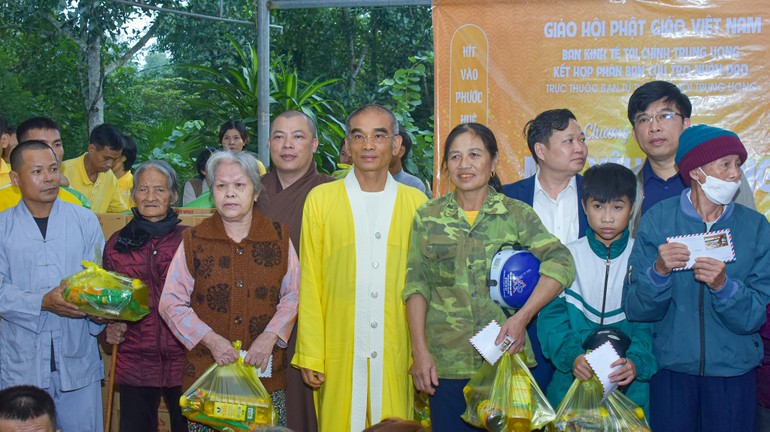 Thượng tọa Thích Tuệ Hải, Thượng tọa Thích Tâm Chính tặng các phần quà đến người dân H.Hương Sơn, tỉnh Hà Tĩnh