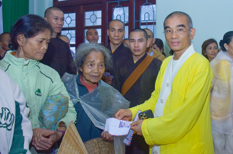 Thượng tọa Thích Tuệ Hải trao quà đến một cụ bà người đồng bào Vân Kiều ở Quảng Bình
