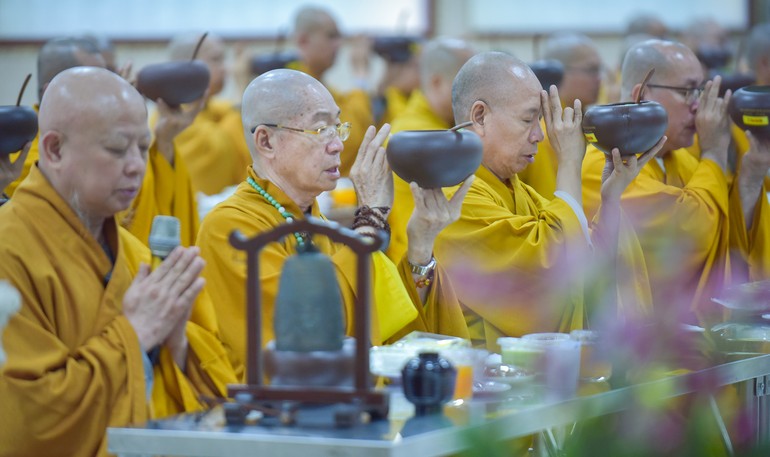 Chư Tăng thực hiện nghi thức Quá đường trong Khóa huân tu tập trung tại Việt Nam Quốc Tự