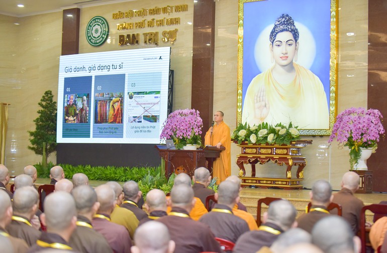 Thượng tọa Thích Tâm Hải chia sẻ về truyền thông Phật giáo hiện nay vào sáng 17-12, trong chương trình Khóa huân tu tập trung và Bồi dưỡng trụ trì Phật lịch 2567 - Ảnh: Quảng Đạo