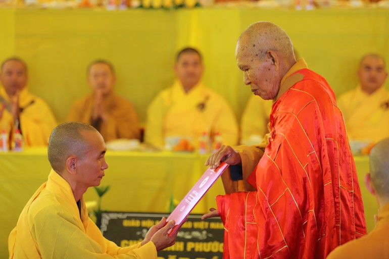 Hòa thượng Thích Đồng Tiến trao quyết định bổ nhiệm trụ trì chùa Linh Phước đến Đại đức Thích Tâm Hội