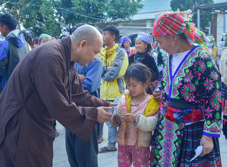 Thượng tọa Thích Thanh Phong trao quà đến một em nhỏ tại xã Tả Lèng, H.Tam Đường, tỉnh Lai Châu