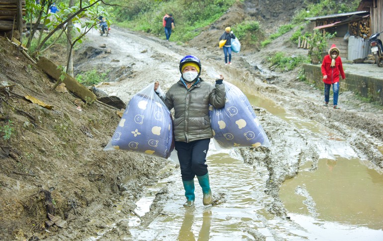 Hình ảnh người dân xã Chiềng Yên (H.Vân Hồ, tỉnh Sơn La) trở về sau khi nhận quà 