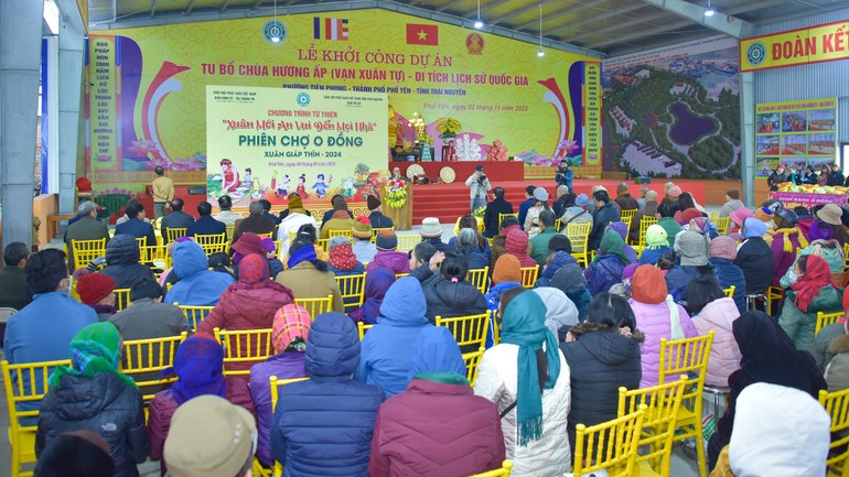 Hơn 500 người dân chờ nhận quà tại chùa Hương Ấp (Vạn Xuân tự)