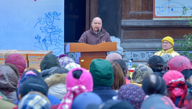 Thượng tọa Thích Thanh Phong thăm hỏi, chúc xuân đến người dân tại chùa Quỳnh Lâm (Quảng Ninh)