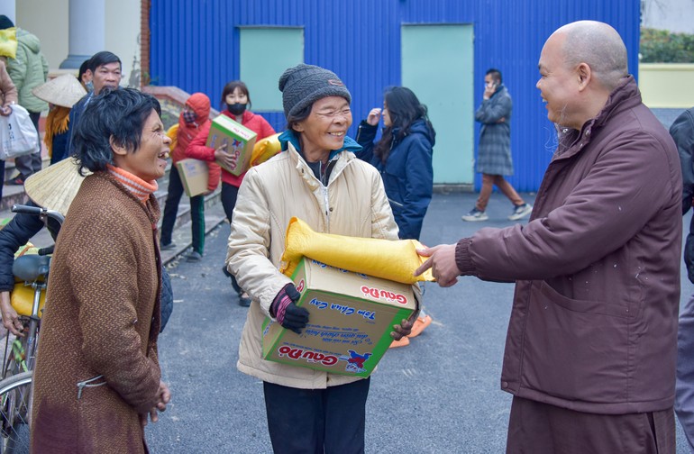 Niềm vui của các cụ già khi được Thượng tọa Thích Thanh Phong thăm hỏi, chúc sức khỏe