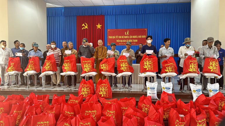 Trao tặng 150 phần quà Tết đến người dân có hoàn cảnh khó khăn tại Tiền Giang