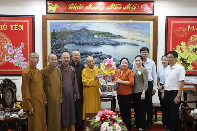 Bà Cao Thị Hòa An thay mặt lãnh đạo chính quyền tỉnh Phú Yên đón tiếp đoàn Ban Thường trực Ban Trị sự Phật giáo tỉnh 