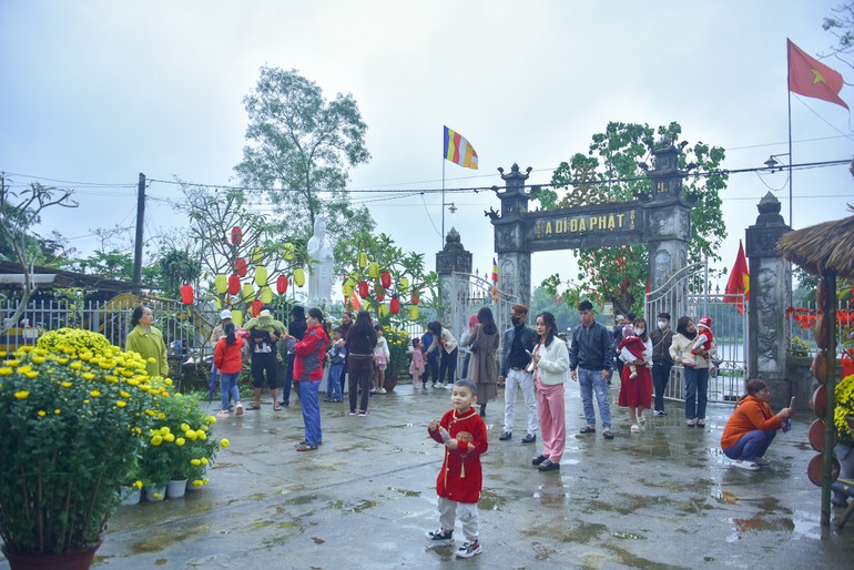Người dân đi lễ đầu năm tại chùa làng Cổ Bi