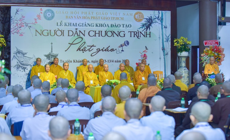 Lễ khai giảng khóa đào tạo “Người dẫn chương trình Phật giáo” tại tu viện Khánh An (Q.12) vào sáng 9-3 - Ảnh: Quảng Đạo