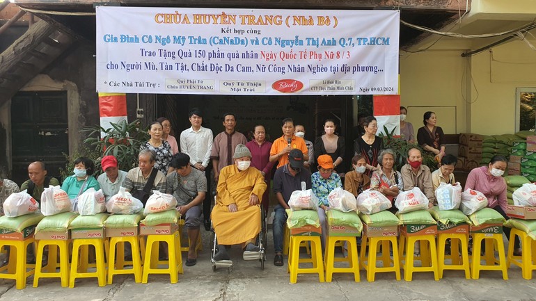 Thượng tọa Thích Truyền Tứ cùng các nhà tài trợ trao quà đến người dân tại chùa Huyền Trang (H.Nhà Bè)