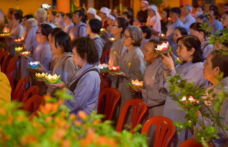 Đêm hoa đăng tưởng niệm ngày Đức Phật nhập Niết-bàn tại tổ đình Vạn Thọ - Ảnh: Quảng Đạo/BGN