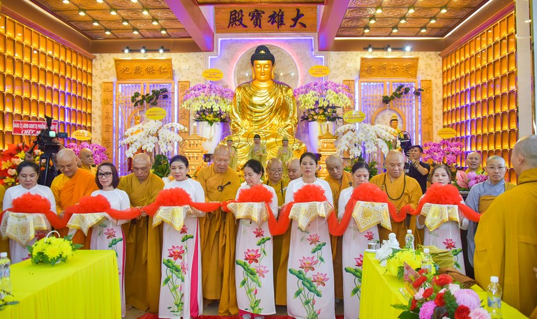 Chư tôn đức thực hiện nghi thức cắt băng khánh thành ngôi Tam bảo chùa Từ Khánh sau 2 năm trùng tu