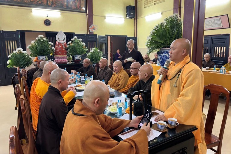 Thượng tọa Thích Minh Bảo, Trưởng ban Trị sự GHPGVN Q.4 điều hành phiên họp của Ban Trị sự tại chùa Long Bửu